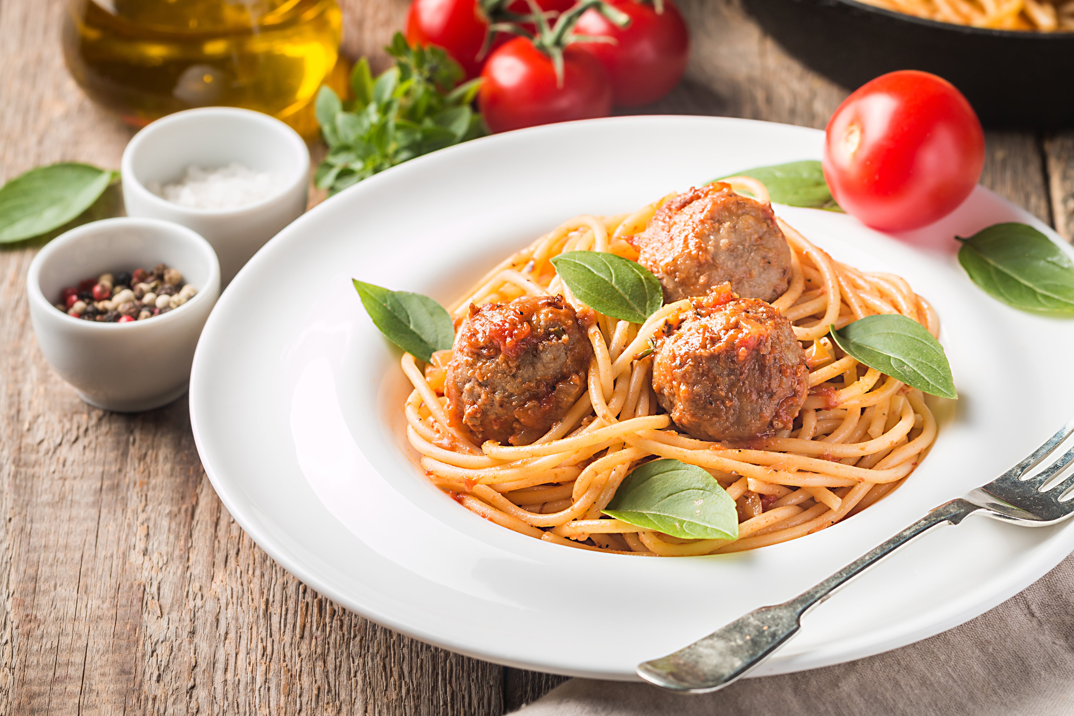 Spaghetti with Meatballs with Garlic Bread